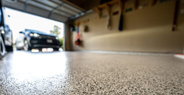 Epoxy-Garage-Flooring-Installer This image shows a garage floor with flake epoxy painted floor.